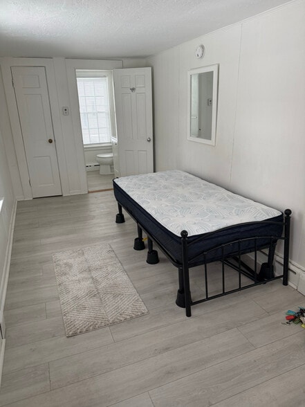 Building Photo - 125 Shore St