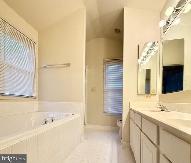 Building Photo - 552 Winding Rose Dr