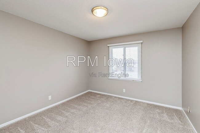 Building Photo - 2079 NW Hickory Ln