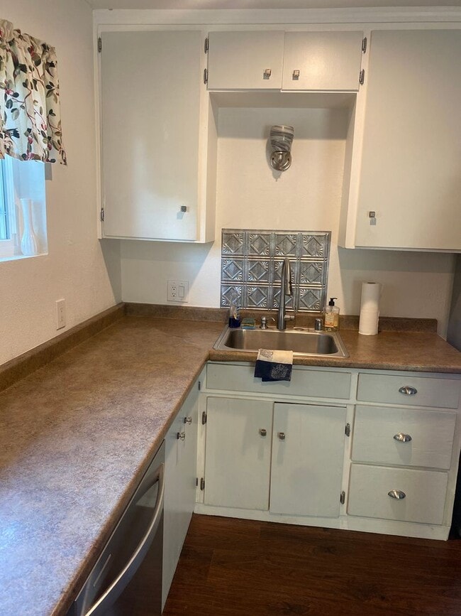 Building Photo - Charming 2 bedroom, 1 bathroom house with ...