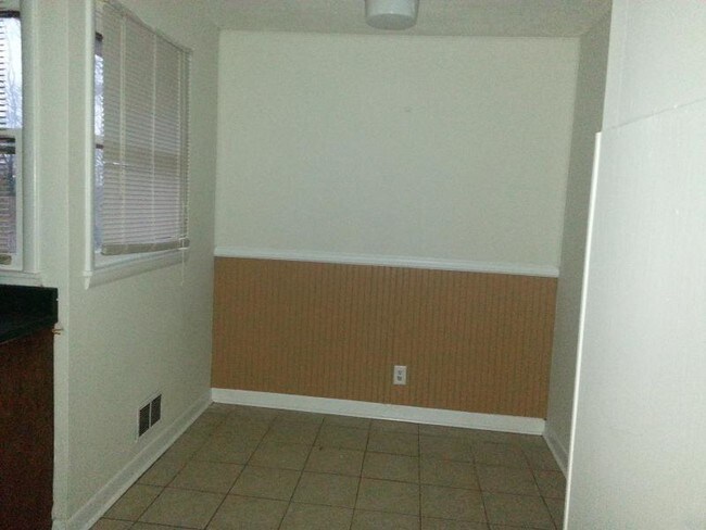 Building Photo - 2511 Waltham Dr NE