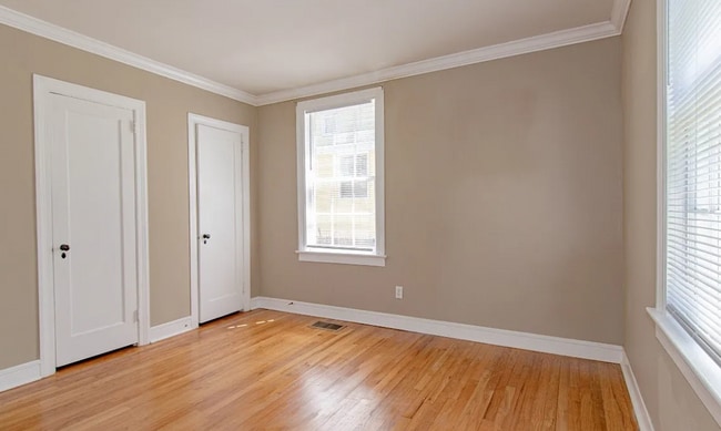 Building Photo - Cute Curb Appeal and fresh updates!
