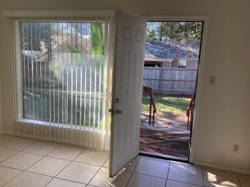 Building Photo - 109 Lake Forest Blvd