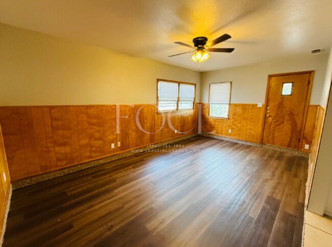 Building Photo - Large 3/2 with 2 living areas