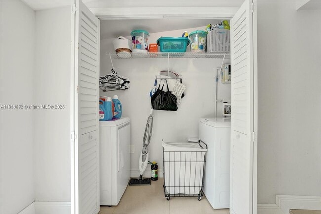 Building Photo - 1910 N Hibiscus Dr