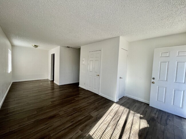 Building Photo - Single story 1 bedroom 1 bath condo availa...