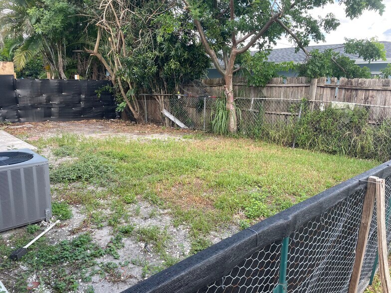 Building Photo - 1637 Barbarie Ln