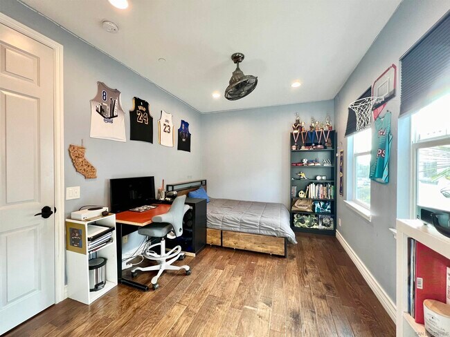 Building Photo - 517 N Cedros Ave
