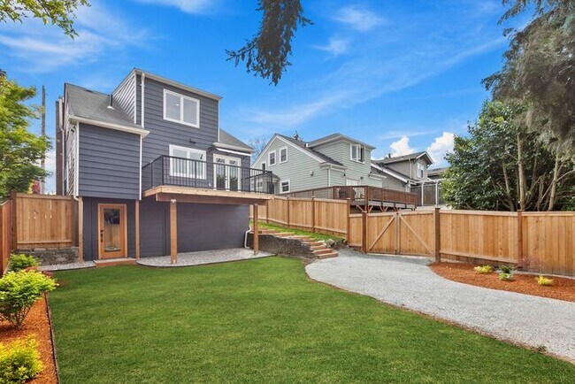 Building Photo - Gorgeous Remodeled West Seattle Craftsman w/ Air Conditioning