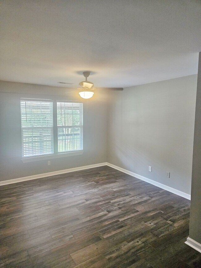 Building Photo - 4 Bedroom, 2 Bath