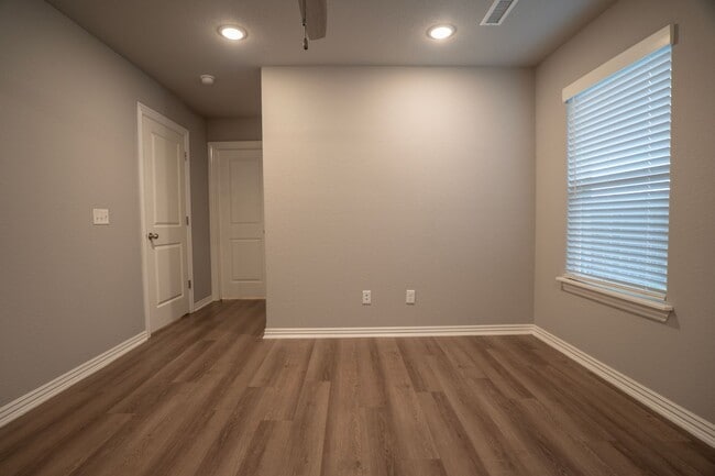 Building Photo - Beautiful 3 Bedroom 2 Bath Duplex!