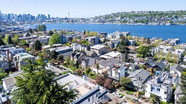 Building Photo - Gorgeous VIEW Townhome w/ 2 Master Suites in Coveted Eastlake