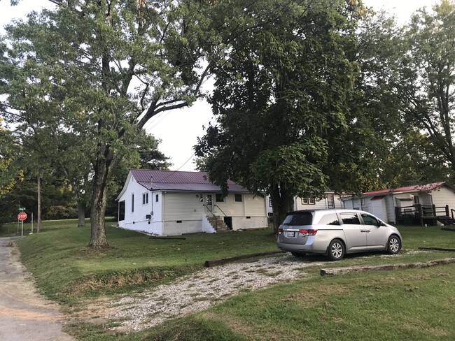 Double parking in back yard - 204 Spring St