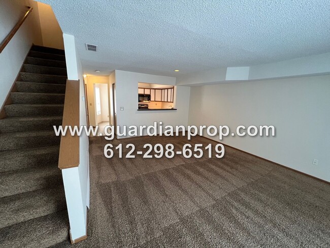 Building Photo - Woodbury Townhouse Available March 1, Open...