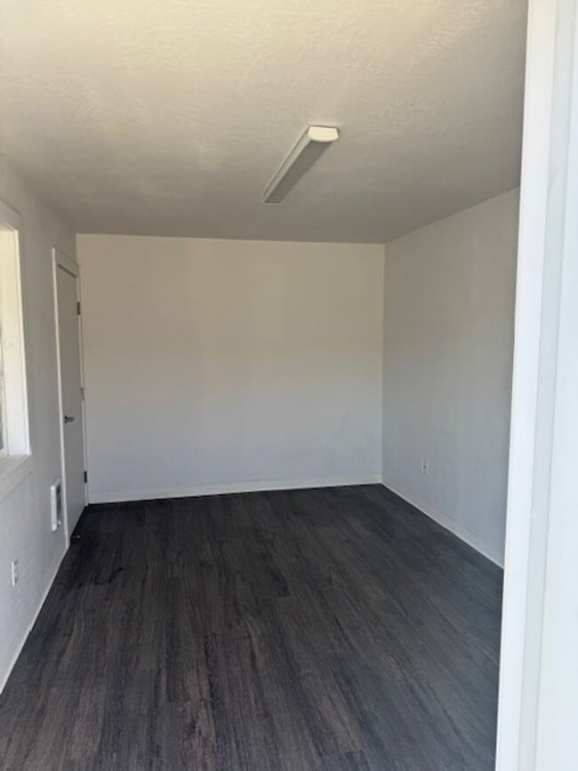 Building Photo - 967 Lawnsdale Rd