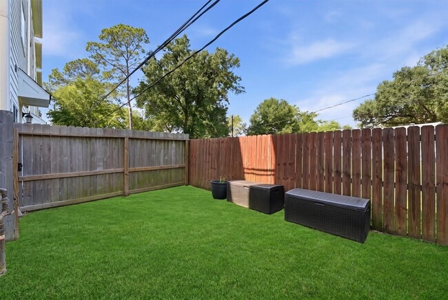 Building Photo - 2057 Sherwood Forest St