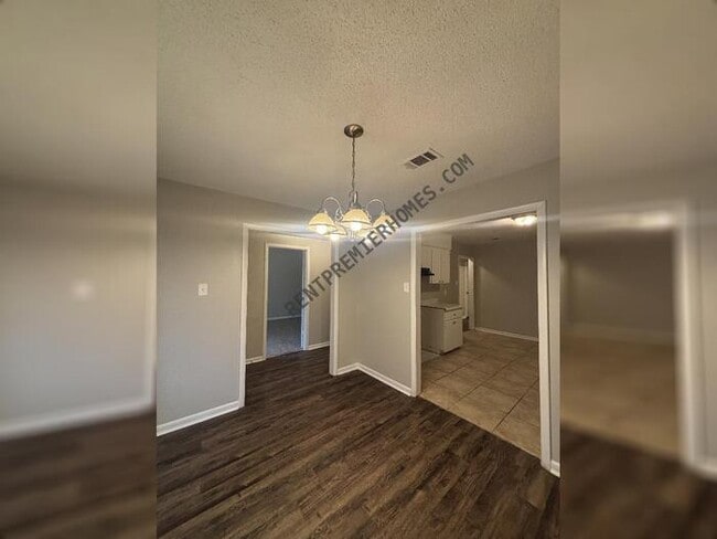 Building Photo - 2221 Dorchester Dr