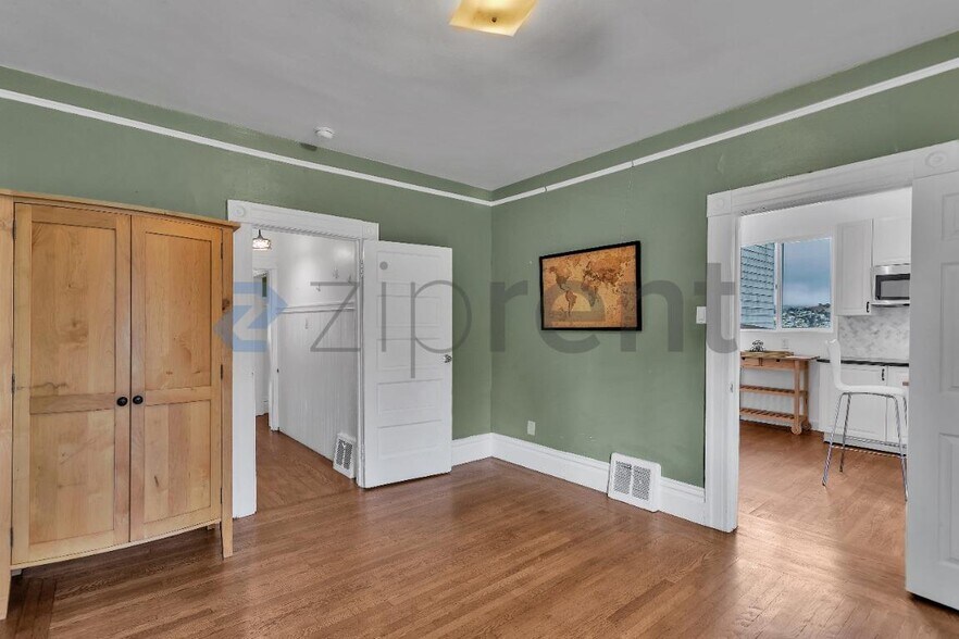 Building Photo - Unit