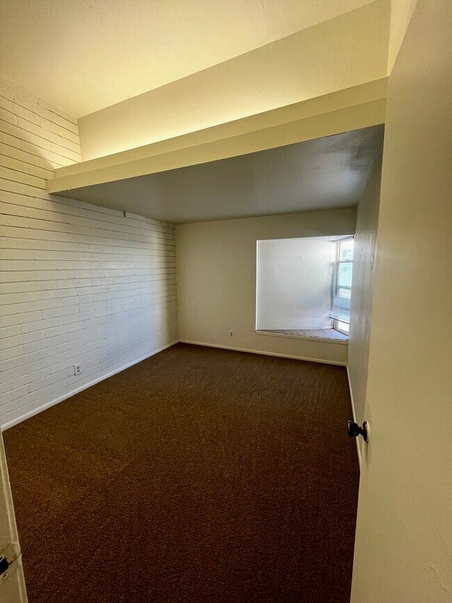 Building Photo - Bright 2 story 2br, 1b, 875sq. ft townhous...