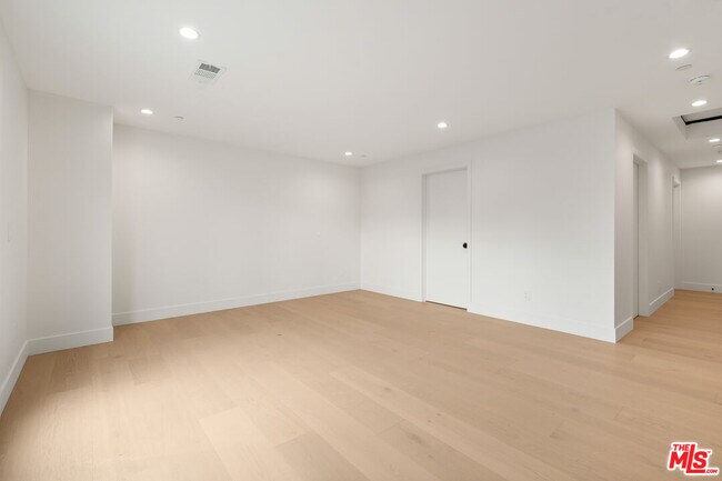 Building Photo - 4824 Saloma Ave