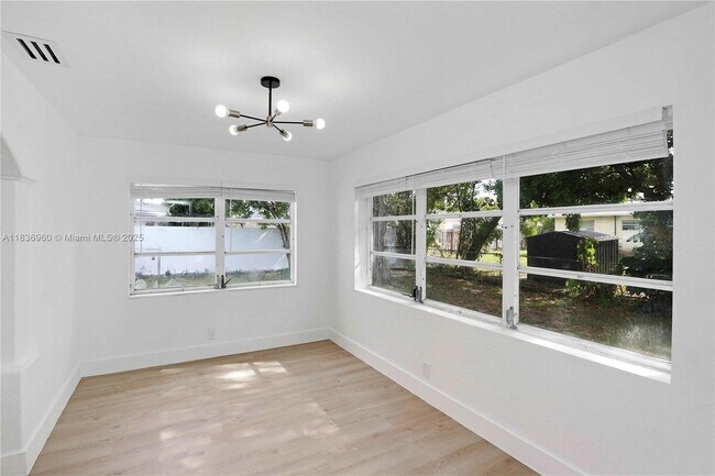 Building Photo - 610 NW 38th Ct