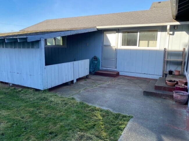 Building Photo - 2070