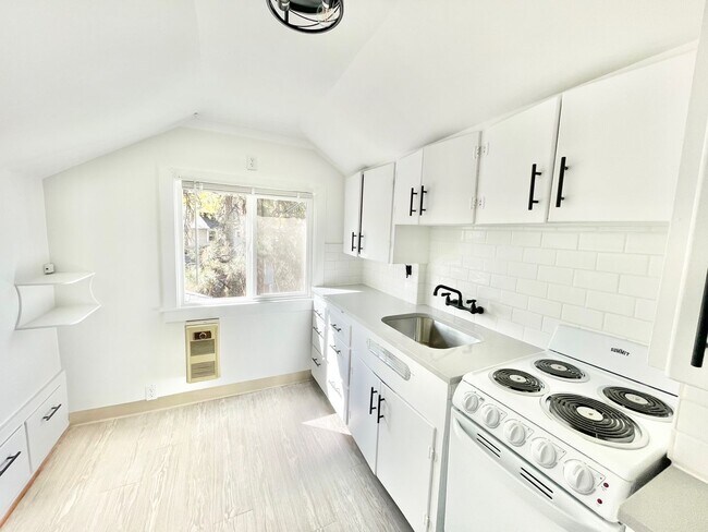Building Photo - Gorgeous Remodeled 2 Bed, 1 Bath on South Hill!