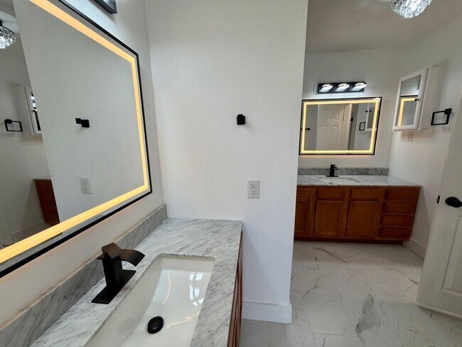 Building Photo - 605 Cobble Creek Curv
