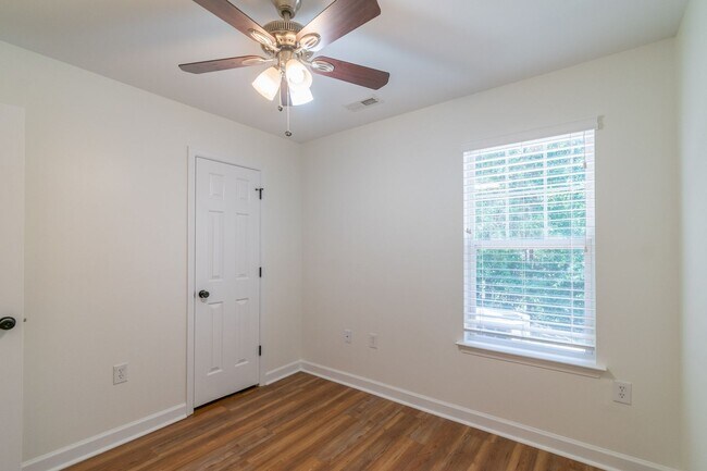 Building Photo - Charming End-Unit Townhome with Prime Loca...
