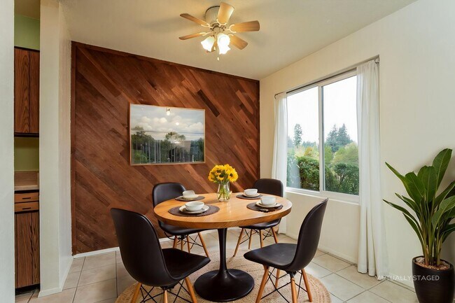 Building Photo - 2 Bedroom 2 Bathroom Sits Right on the Sho...