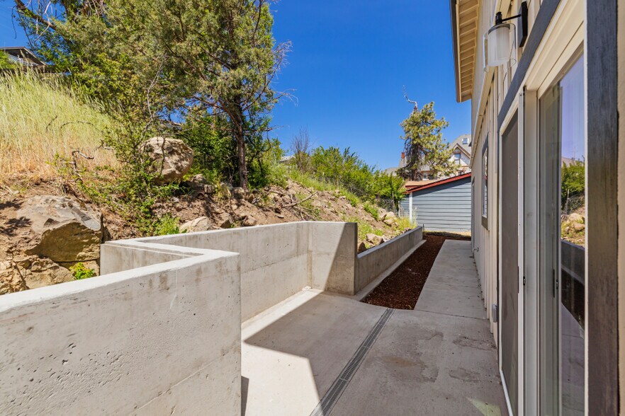 Building Photo - 300 Riverside Dr