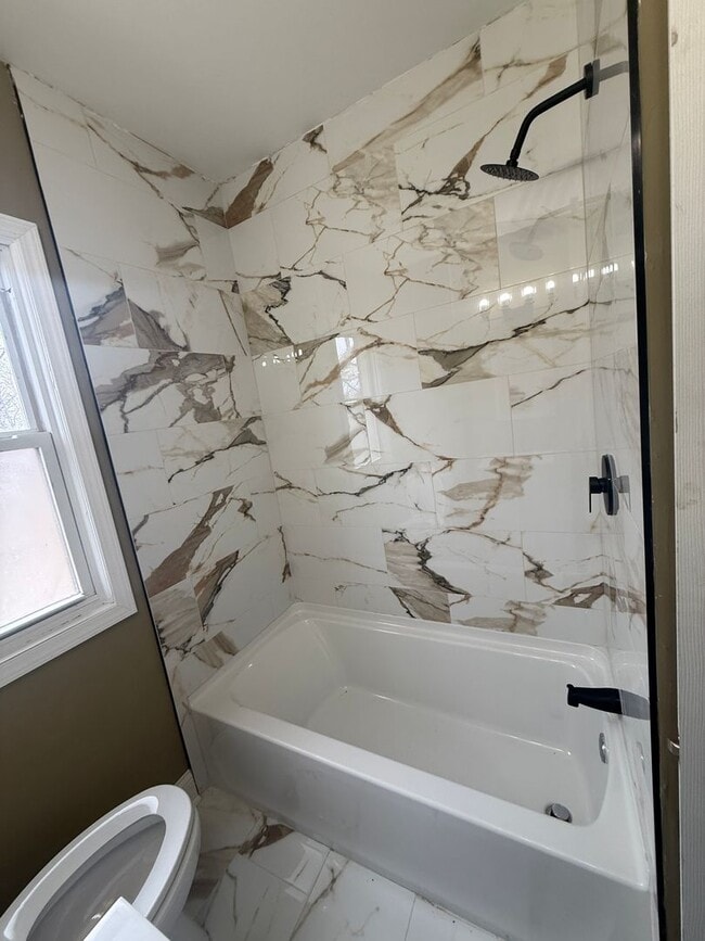 Building Photo - 15512 Mendota St