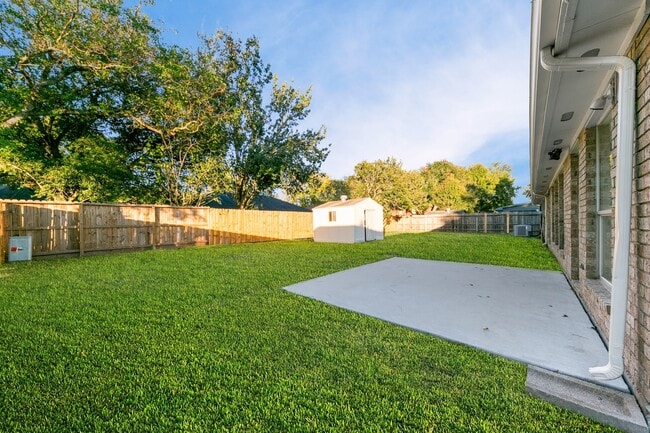 Building Photo - 802 Foxglove Dr