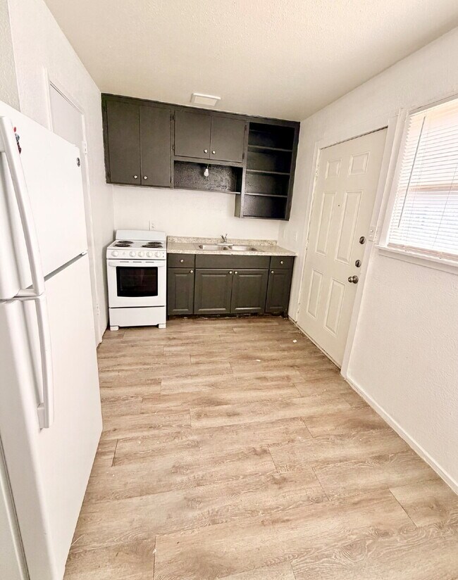 Building Photo - "Charming 2-Bed Oasis in Lubbock: Cozy Comfort at 529 42nd Street!"