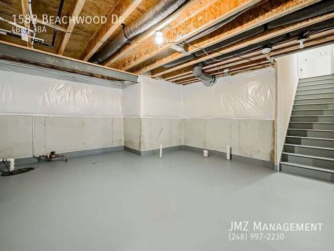 Building Photo - 1582 Beachwood Dr