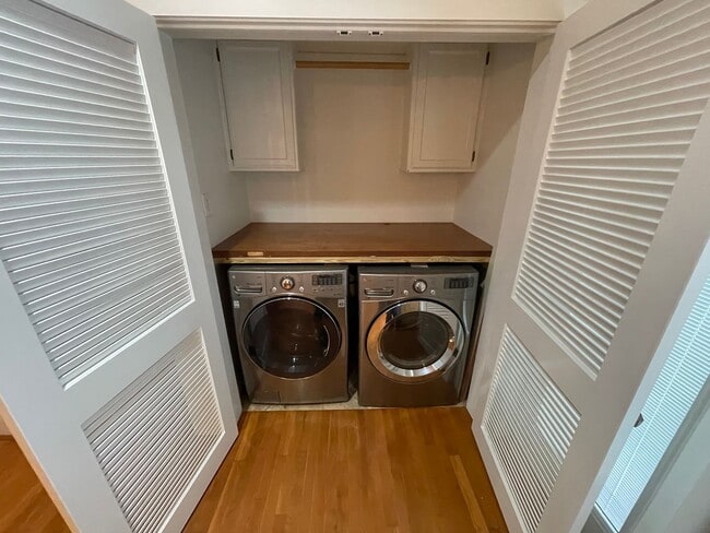 Building Photo - Freshly updated 2/2/Study home