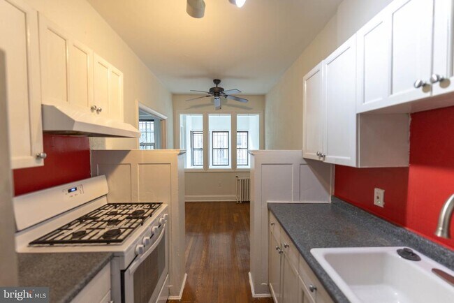 Building Photo - 2032 Belmont Rd NW
