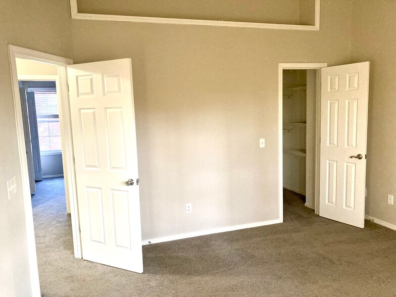 Master with walk-in closet - 1502 Queen Anne Ct