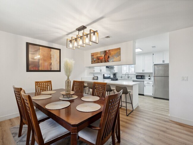 Building Photo - Fully Furnished 3 Bedroom 2 Bath - Single ...