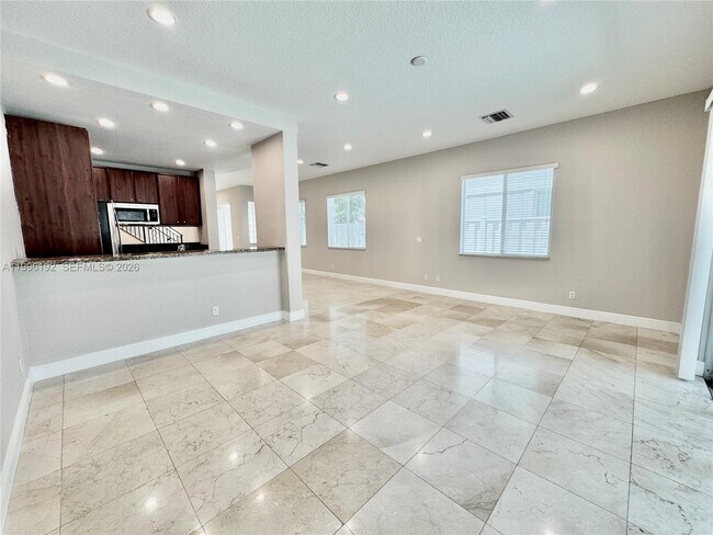 Building Photo - 504 SW 4th Ave