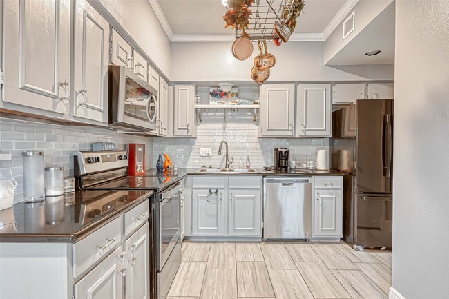 Building Photo - 11733 Lakeside Pl Dr