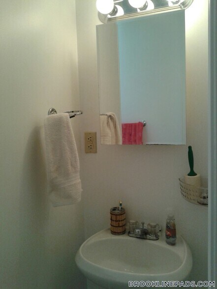 Building Photo - 1077 Beacon St