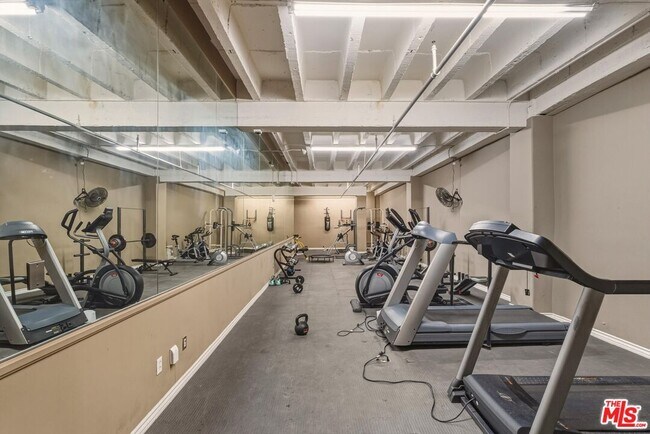 Building Photo - 312 W 5th St