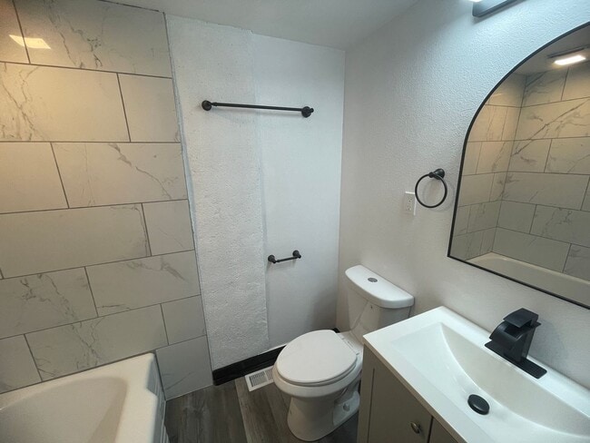 Building Photo - Newly updated 2 bedroom apartment for rent!