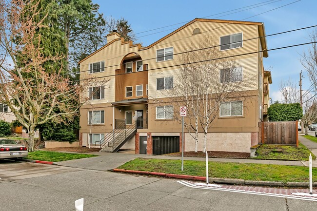 Primary Photo - Spacious 2bed/1.5 bath 2-Story Condo for R...