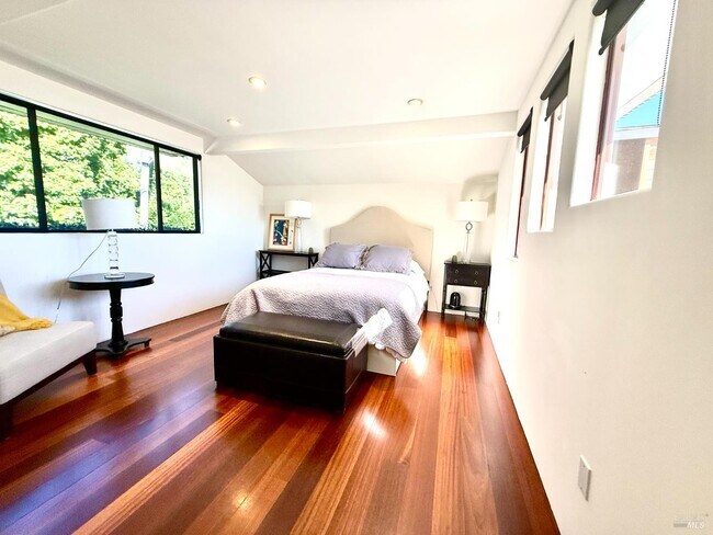 Building Photo - 4 Sandy Beach Rd