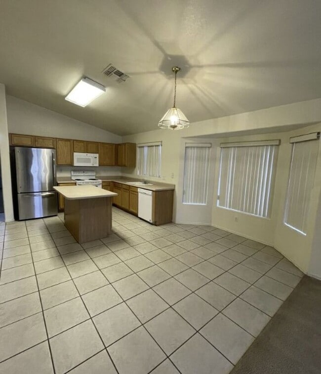 Building Photo - READY TO VIEW NOW! Beautiful 4 Bedroom 2 Bath Home in Phoenix!