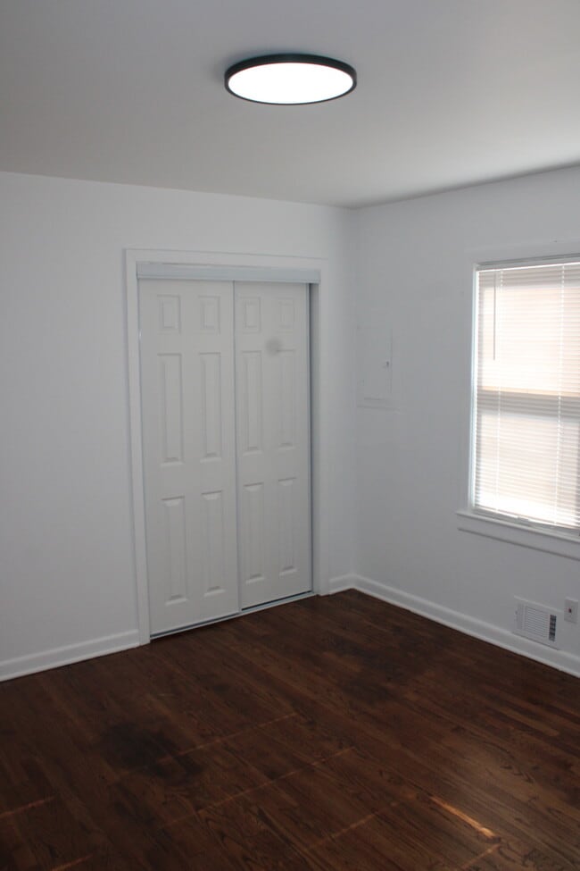 Building Photo - Cozy 2-bedroom, 1-bath home with vanity located in Independence, MO