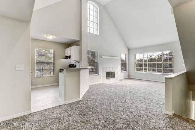 Building Photo - 13700 Richmond Park Dr N