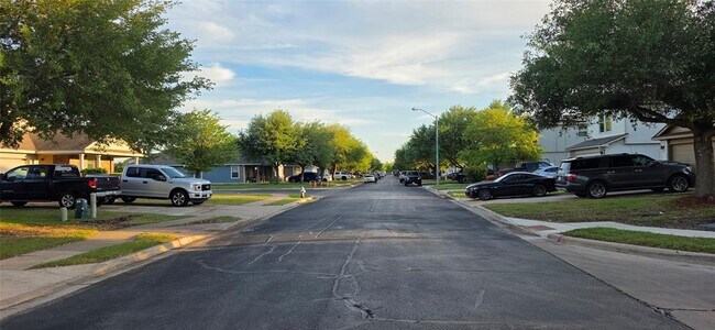 Building Photo - 204 Quail Hollow Dr